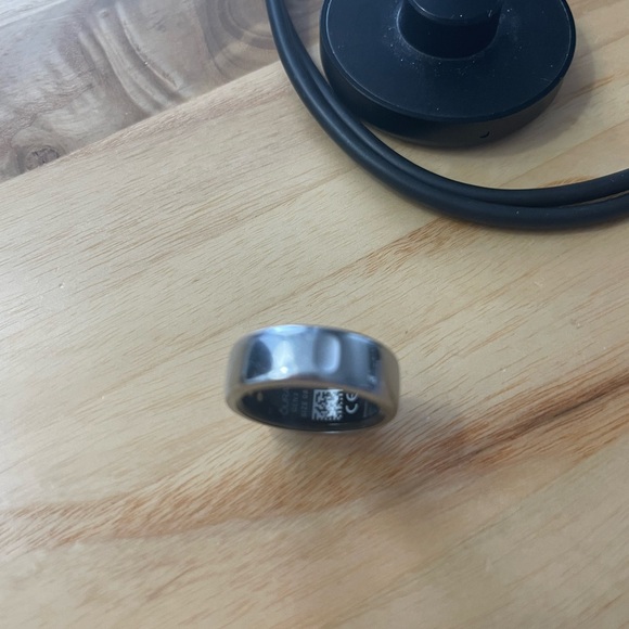 Oura Ring, Gen 3, size 8 - Picture 5 of 11
